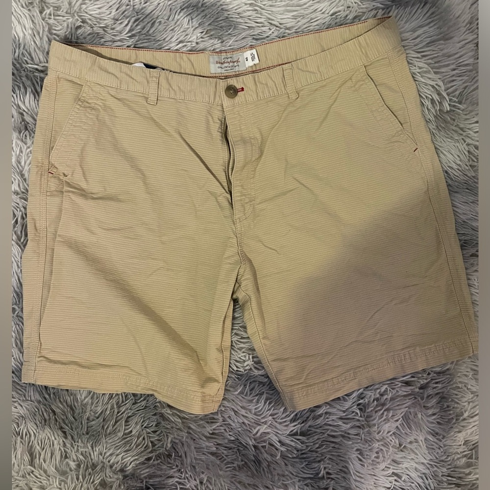 Men’s weatherproof vintage khaki shorts. Size 40.